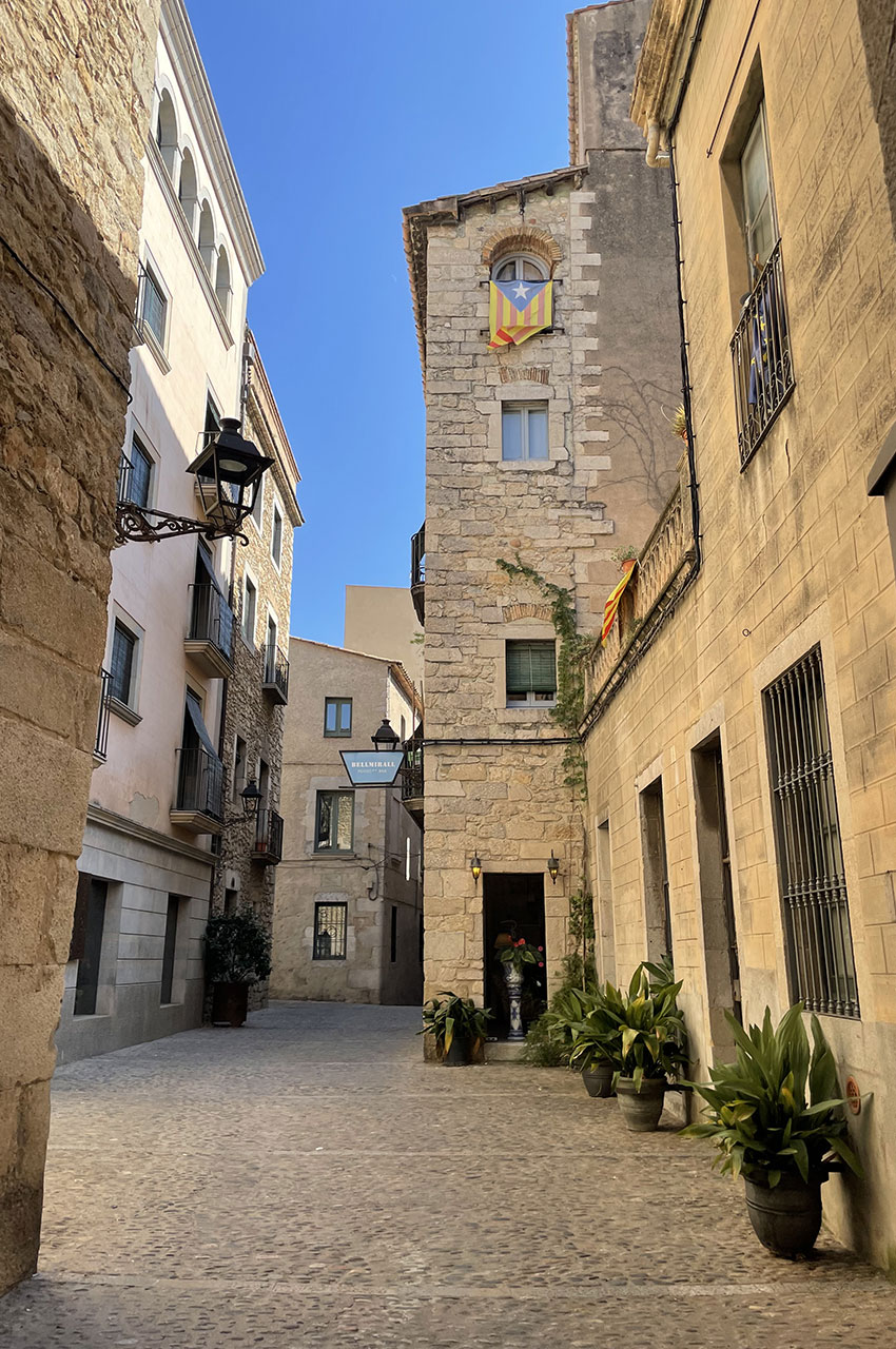 De jolies ruelles pavées dans la vieille ville de Gérone