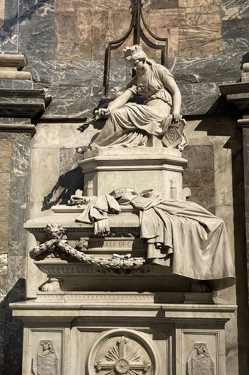 Sculpture dans la chapelle Saint-Narcisse
