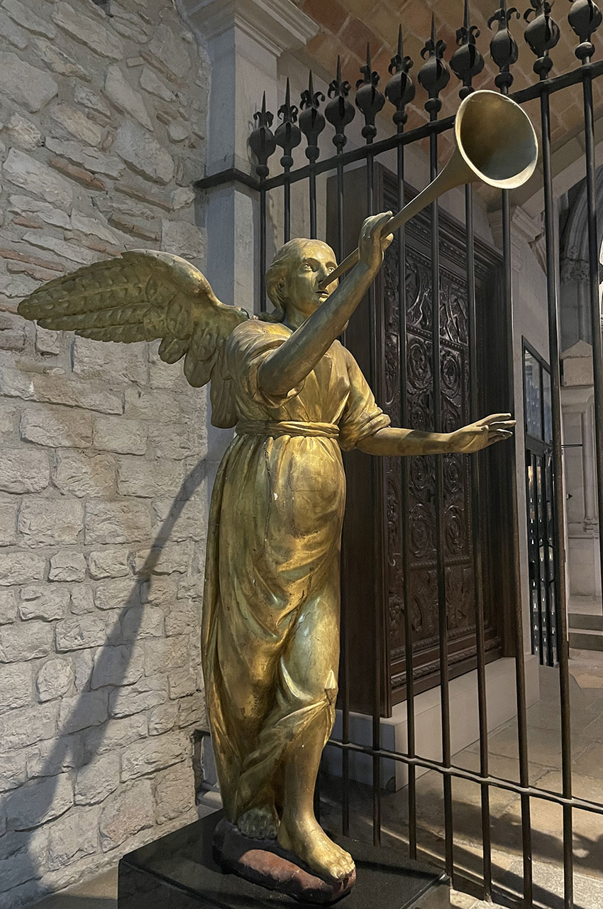 Statue dorée d'un ange dans la chapelle de l'Espérance