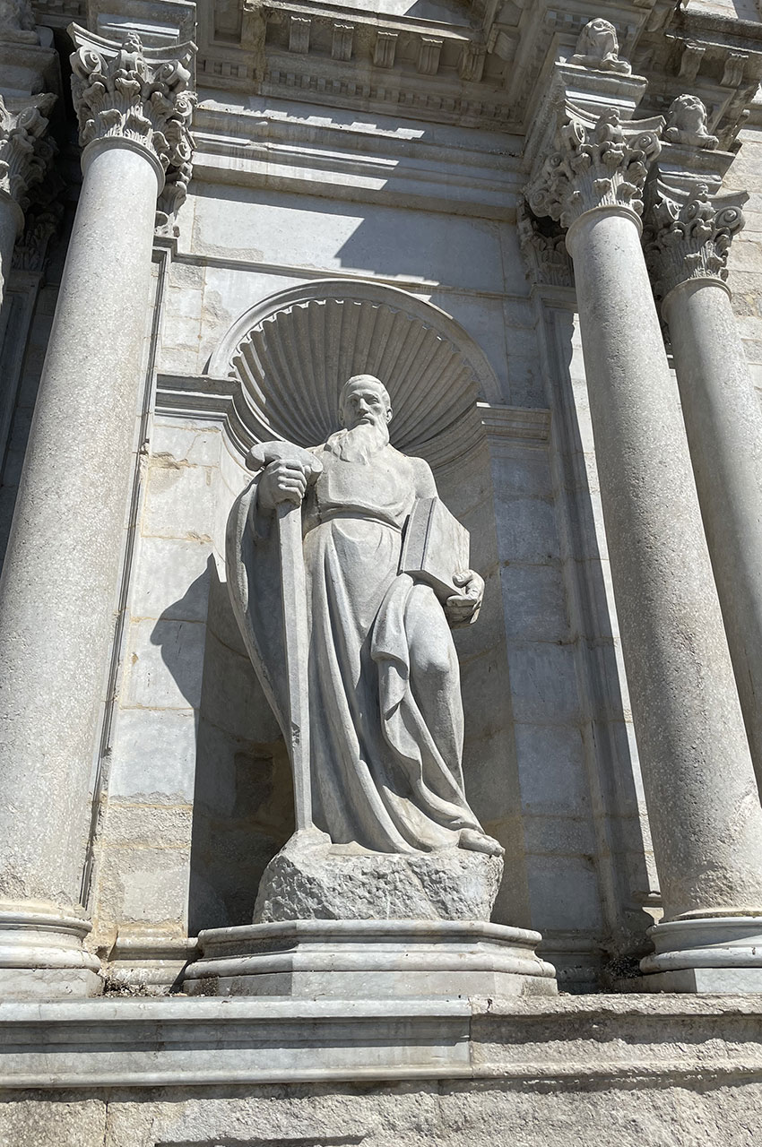 Statue de Saint Paul sur la façade de la cathédrale