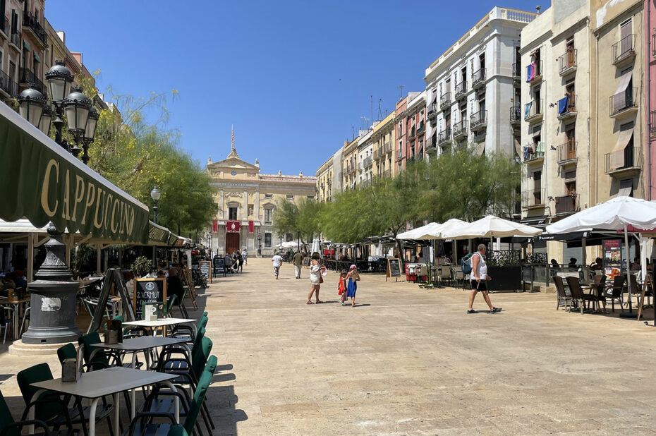 Terrasses de café sur la Plaça de la Font