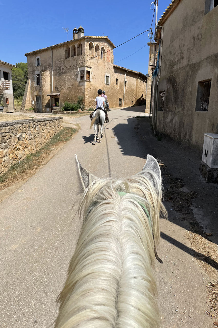 Traversée d'un village avec le calme Curro