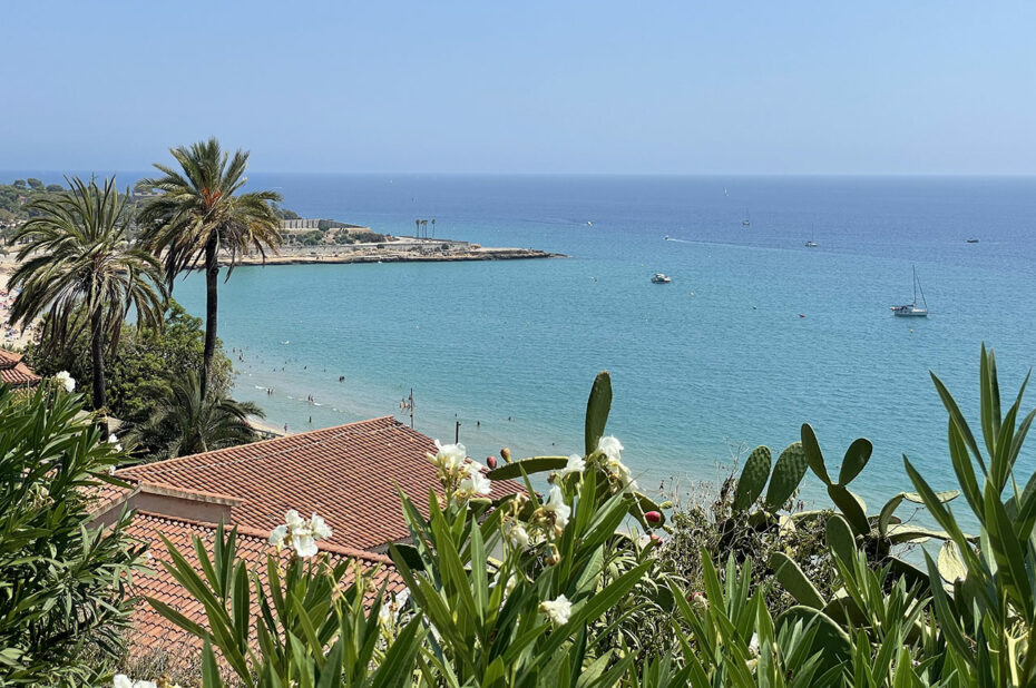 Vue sur la mer turquoise à Tarragone