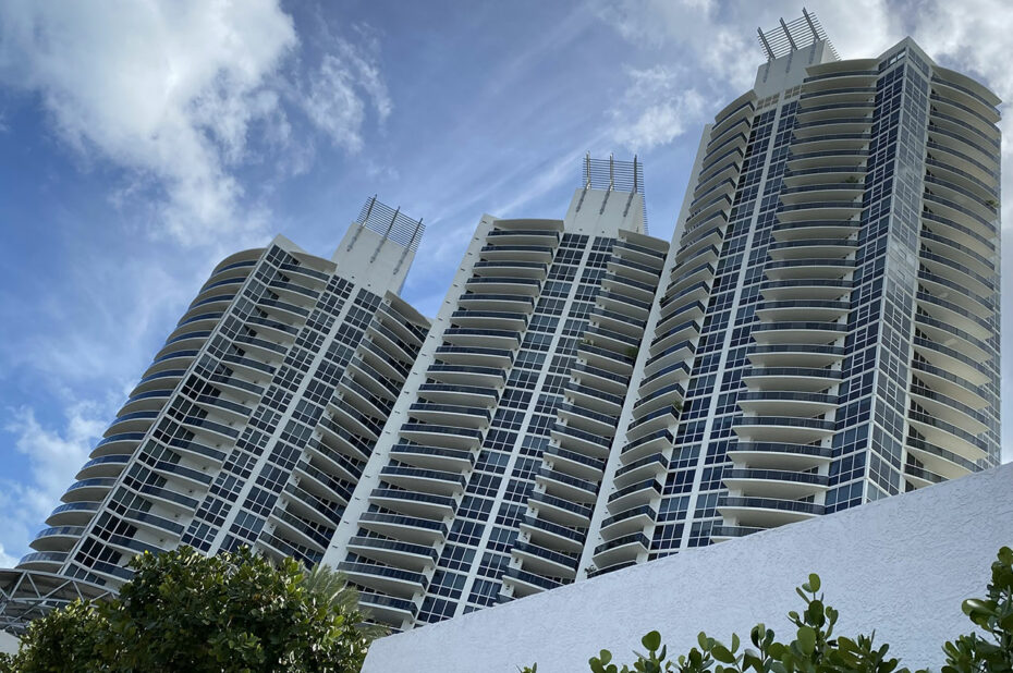 3 beaux buildings identiques à Miami Beach