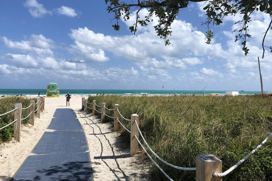 Allée menant à la plage de Miami Beach