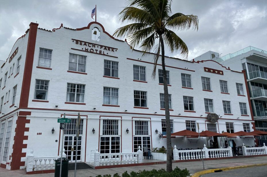 Le Beach Park Hotel, rouge et blanc, sur Ocean Drive