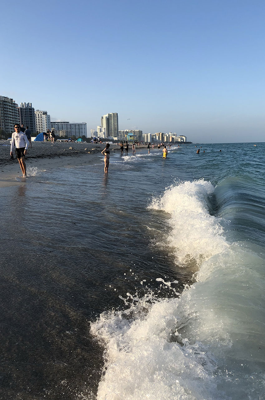 Au bord de l'eau, de petites vagues se jettent sur la plage