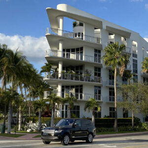 Immeuble en pointe dans les quartiers aisés de Miami Beach