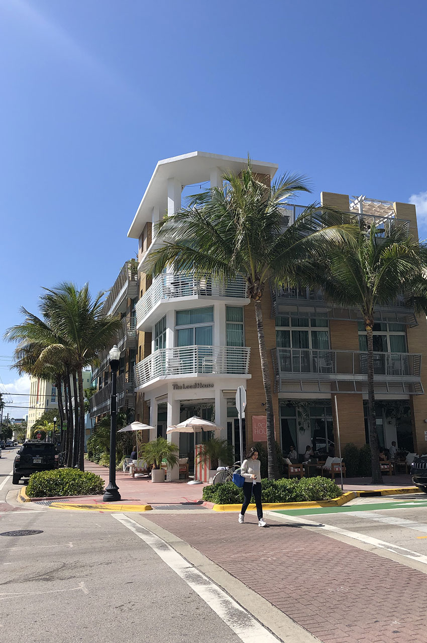 Une jeune femme traverse la rue à Miami Beach