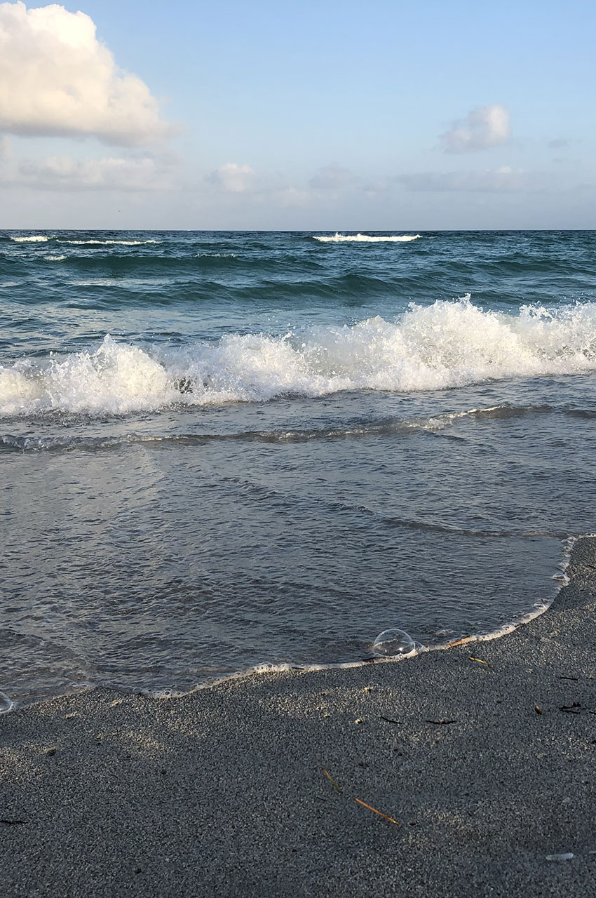 De petites vagues se jettent sur la plage de Miami Beach