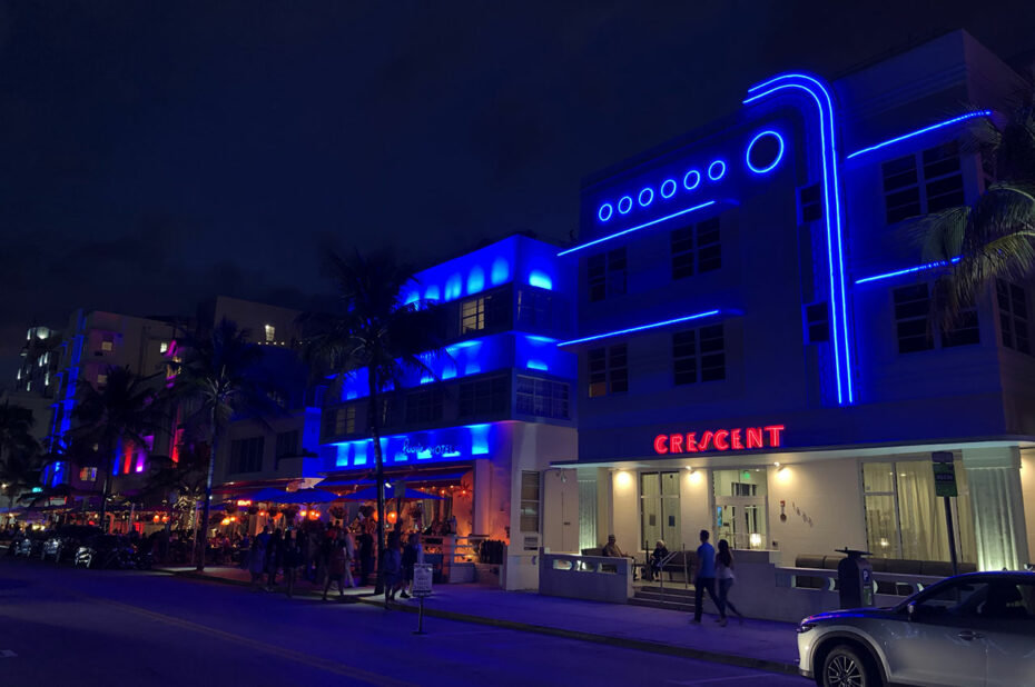 Promenade nocturne sur la rue animée d'Ocean Drive