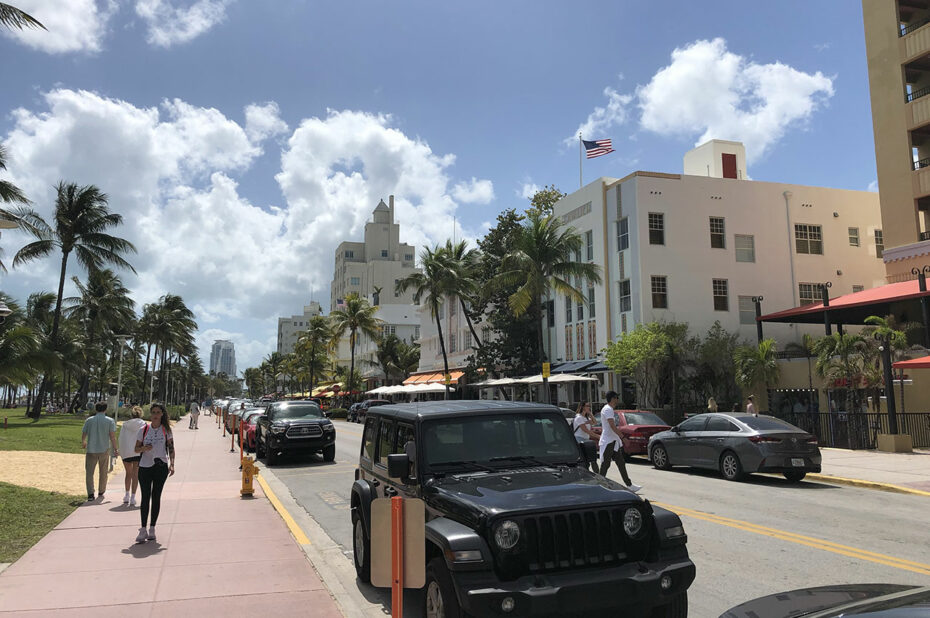 Promenade sur Ocean Drive, sous le soleil de Floride