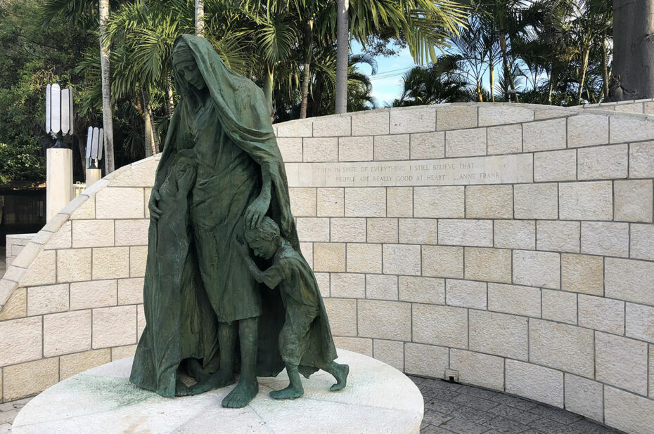 Statue d'une mère et ses 2 enfants au Mémorial de l'Holocauste
