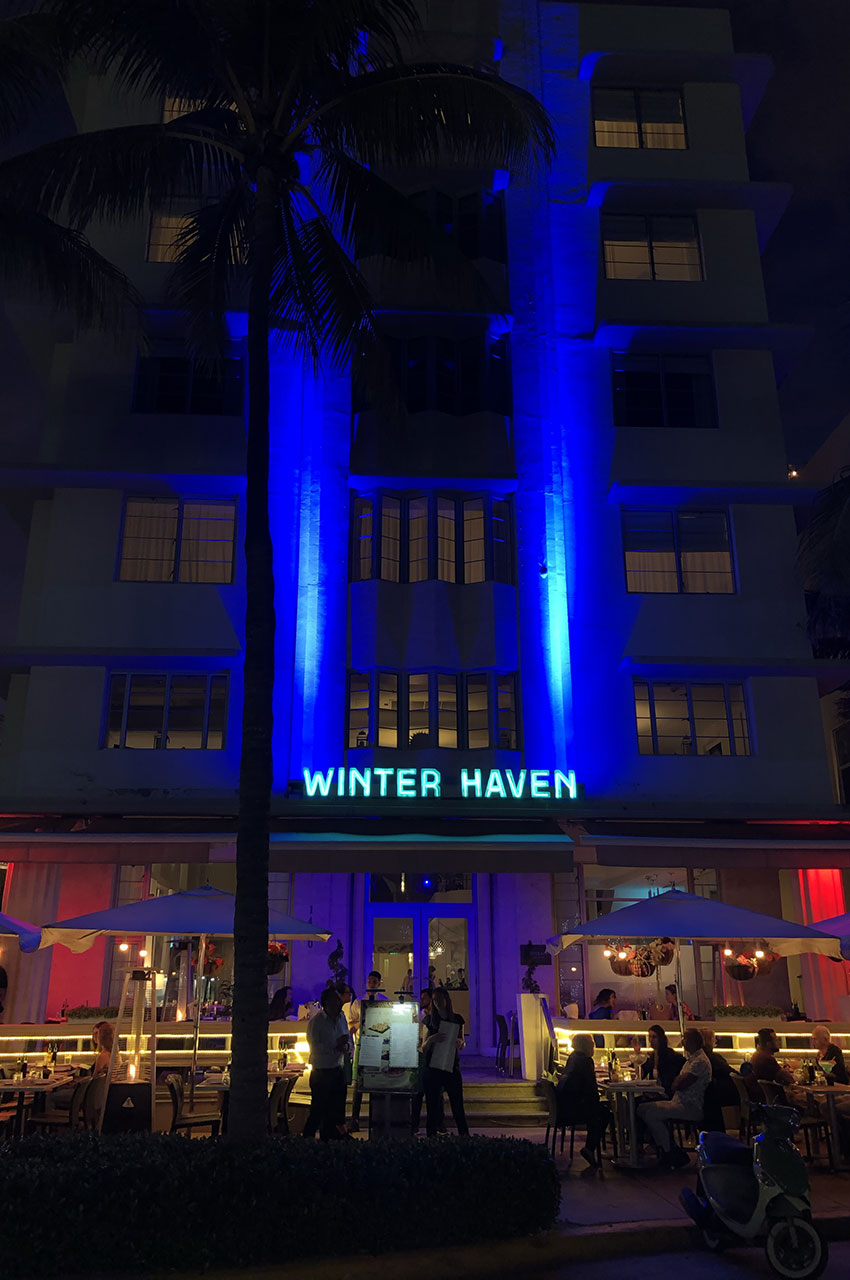 Le Winter Haven et sa terrasse, de nuit