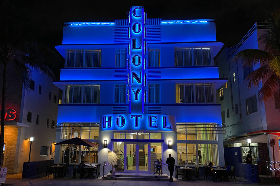 Le Colony Hotel, de nuit, illuminé de néons bleus