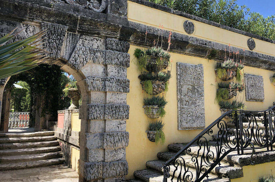 Escaliers et végétaux dans les jardins de la villa Vizcaya