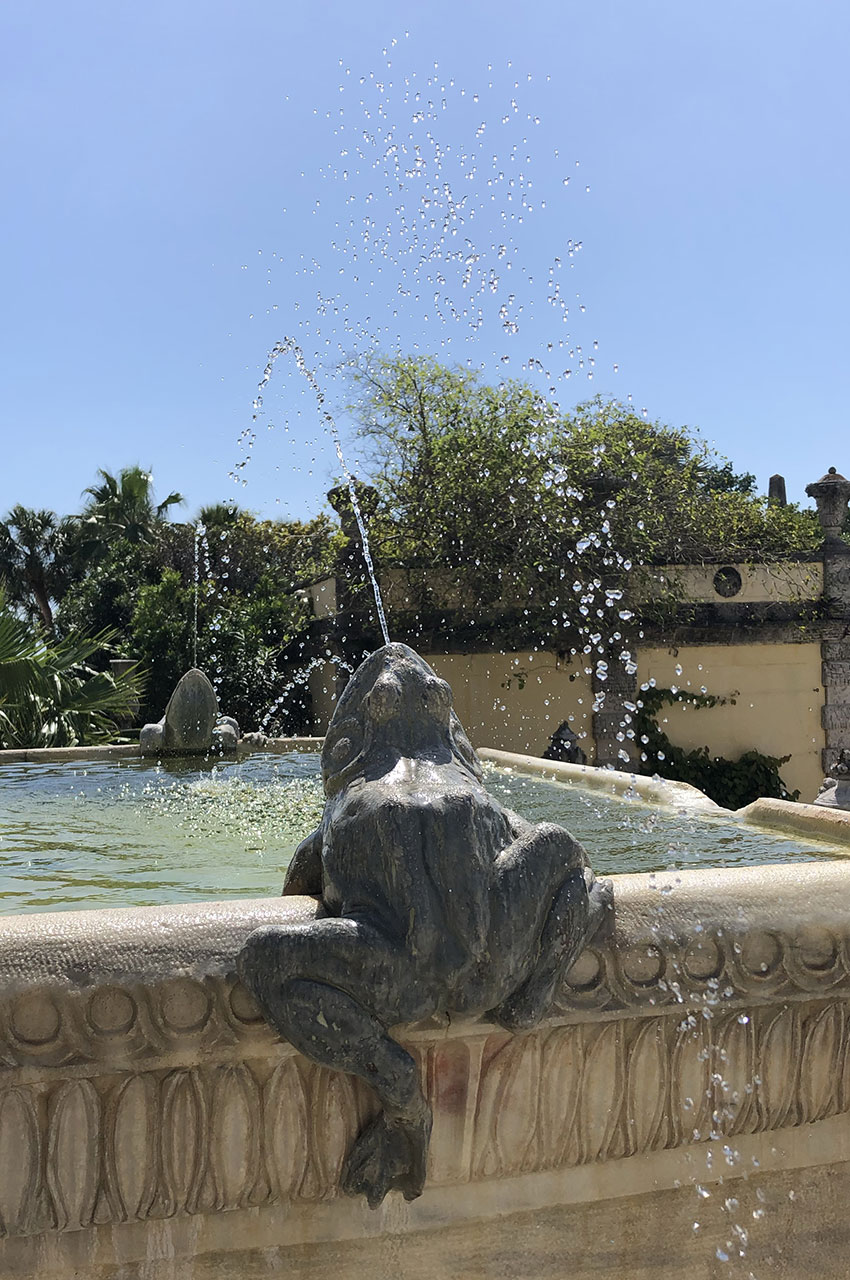 Fontaine avec des grenouilles de pierre qui crachent l'eau