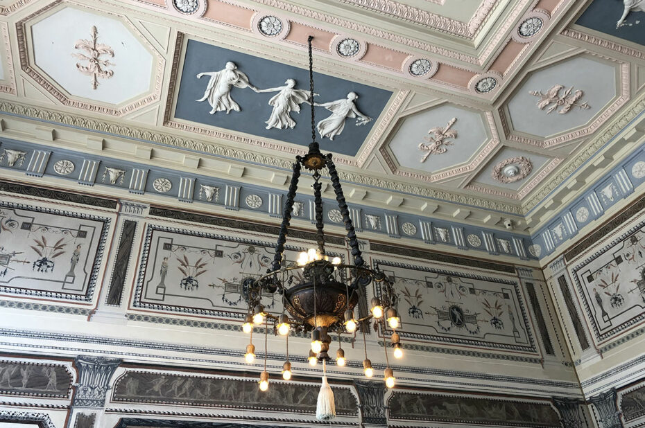 Lustre et plafond de style Renaissance