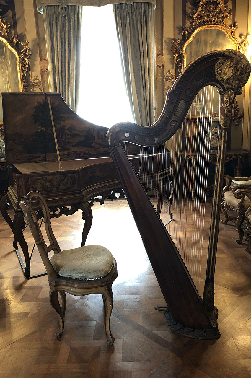 Piano et harpe dans la Salle de Musique