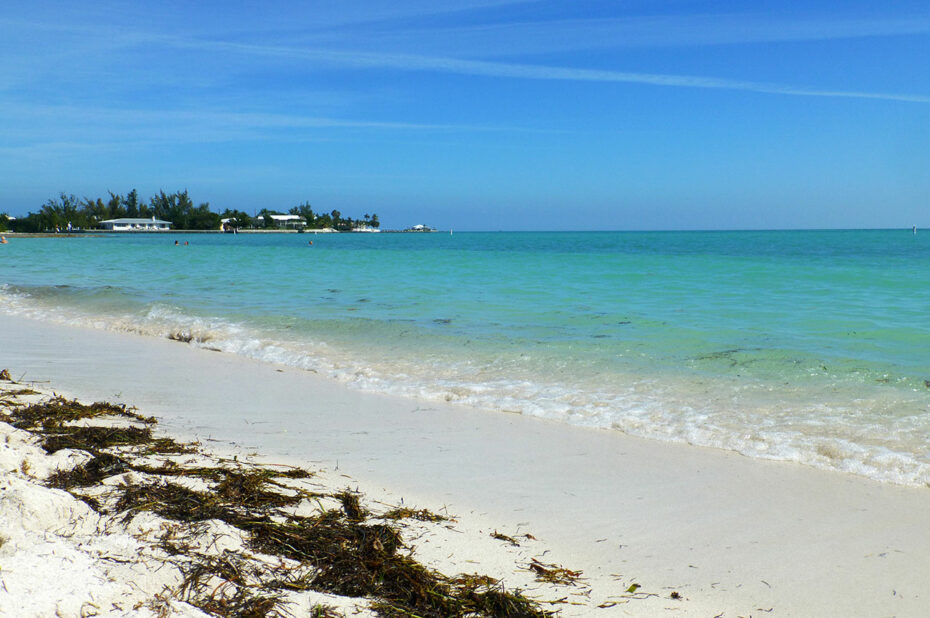 Plage de sable fin et eaux turquoises en Floride