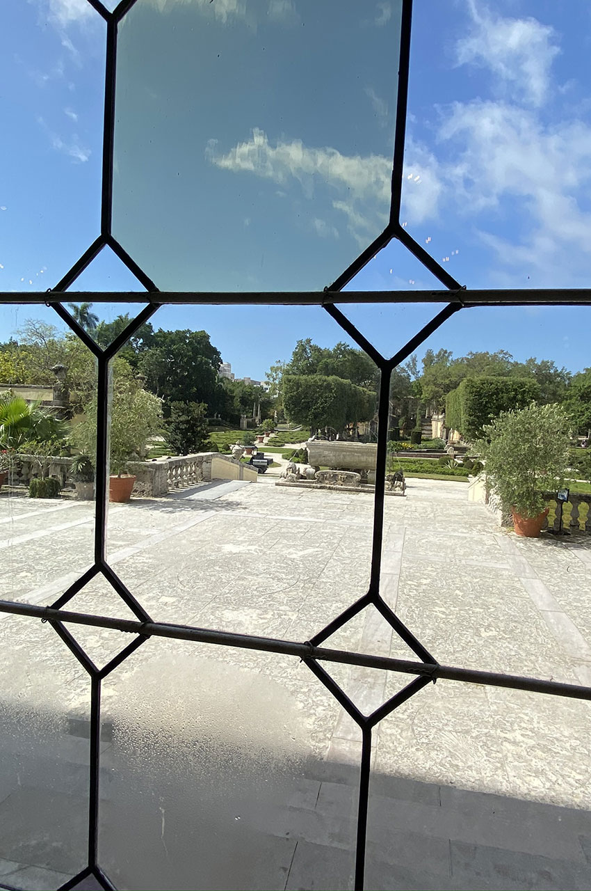 Vue sur le jardin à travers les vitres