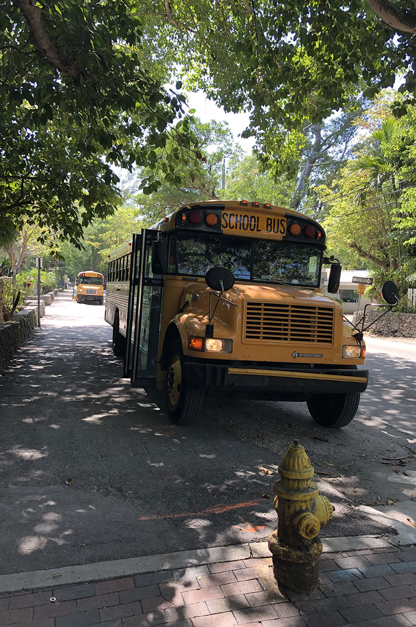 Bus scolaire attendant la fin de l'école