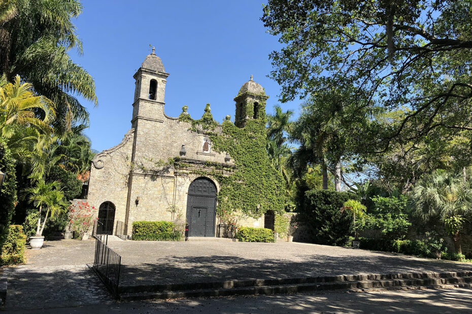 L'église se fond presque dans la végétation