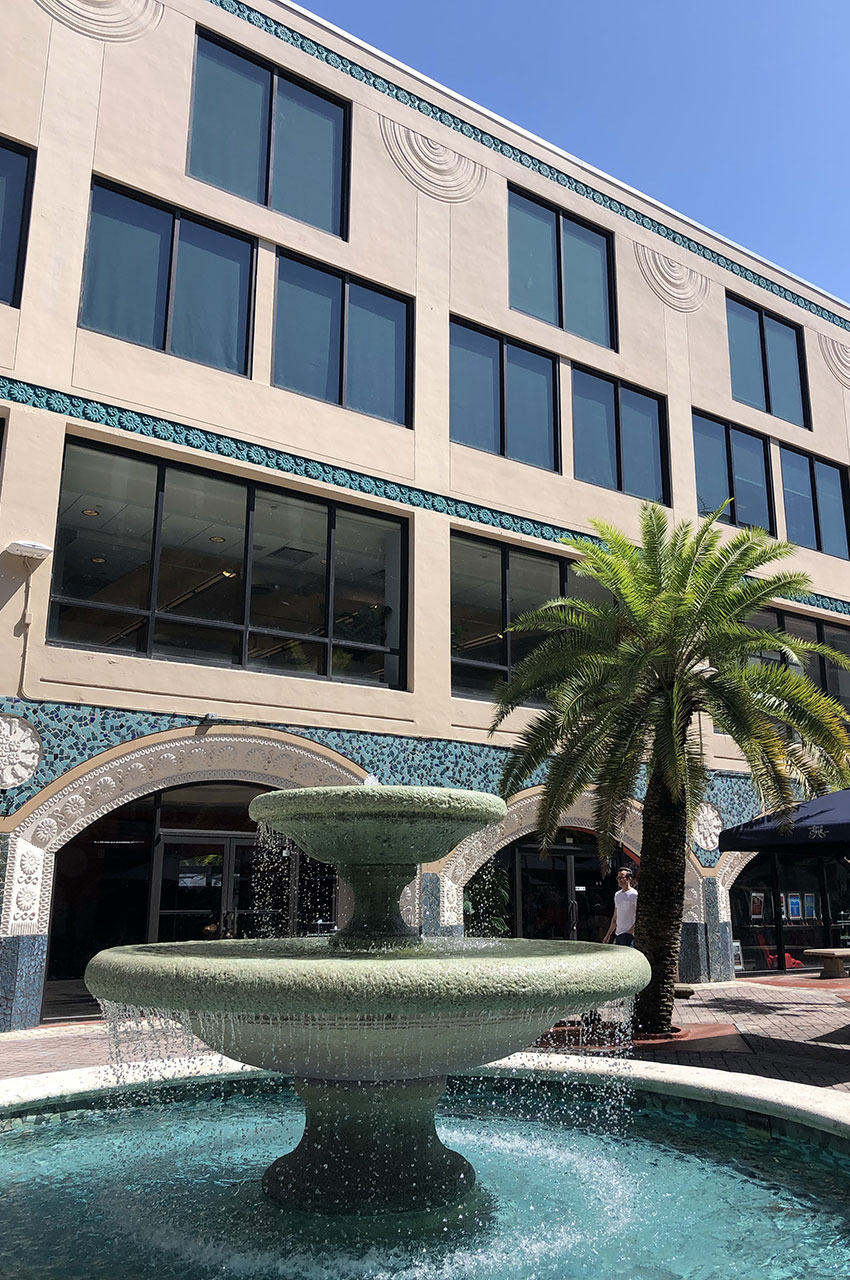 Fontaine dans une rue de Coconut Grove