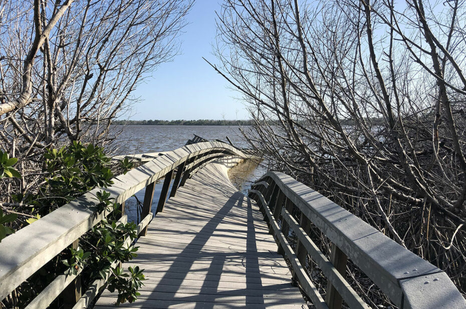 Pont de bois détruit par les intempéries