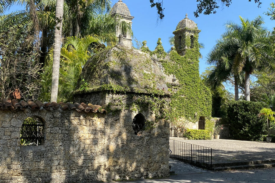 Vieilles pierres à l'église de Plymouth, au cœur de Coconut Grove