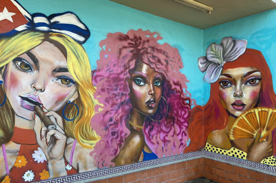 Street art de 3 jeunes femmes montrant le multiculturalisme de Little Havana