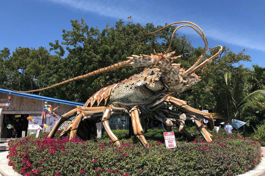 Betsy, sculpture d'une langouste géante au Rain Barrel Village