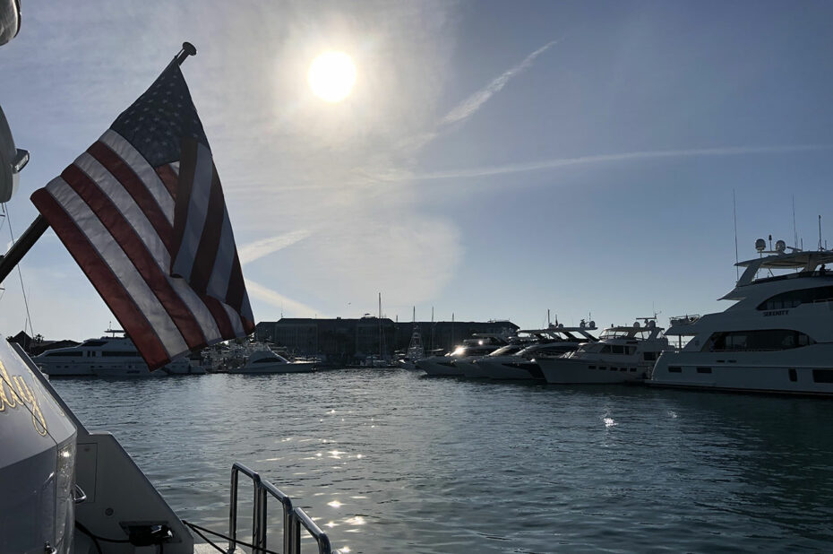 Drapeau américain à l'arrière d'un bateau dans le port de Key West