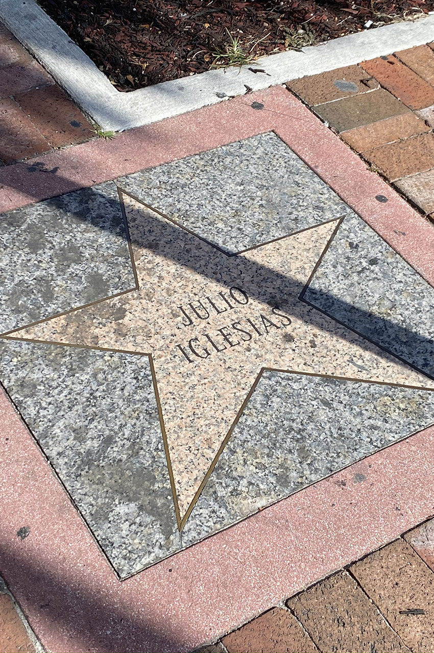 L'étoile de Julio Iglesias sur le Calle Ocho Walk of Fame