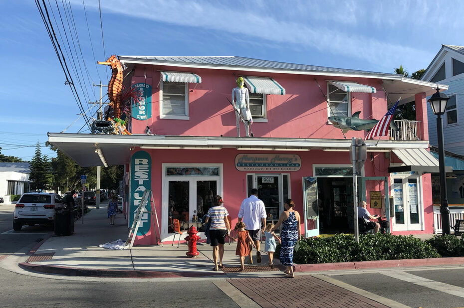 Une famille se rend dans le restaurant Harpoon Harry's