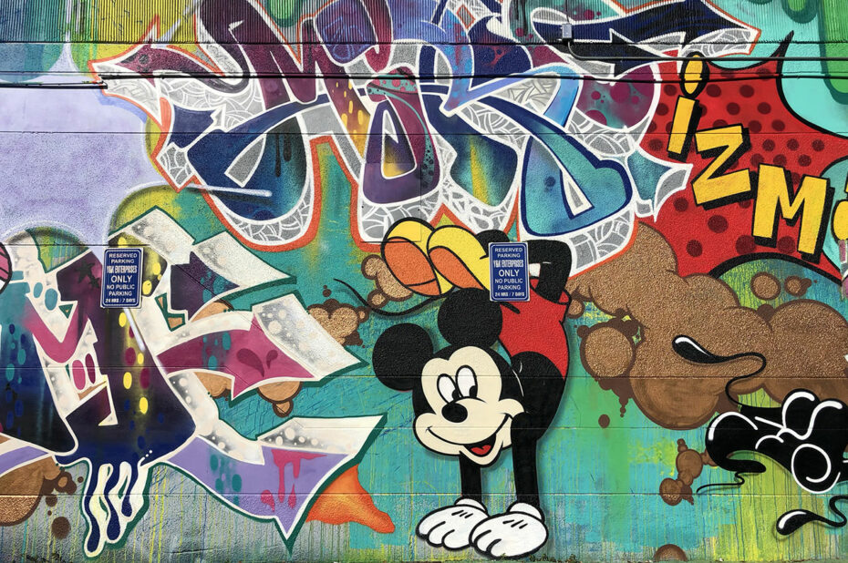 Mickey au milieu d'un graffiti coloré