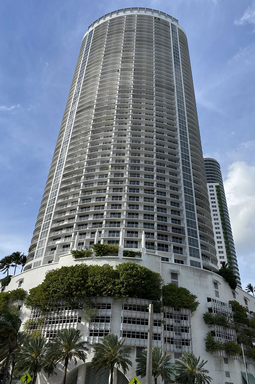 L'Opera Tower a un mur végétal sur ses premiers étages