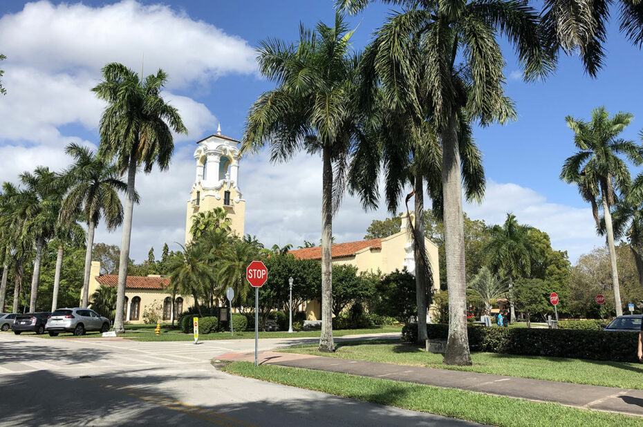 Des palmiers bordent de larges avenues à Coral Gables