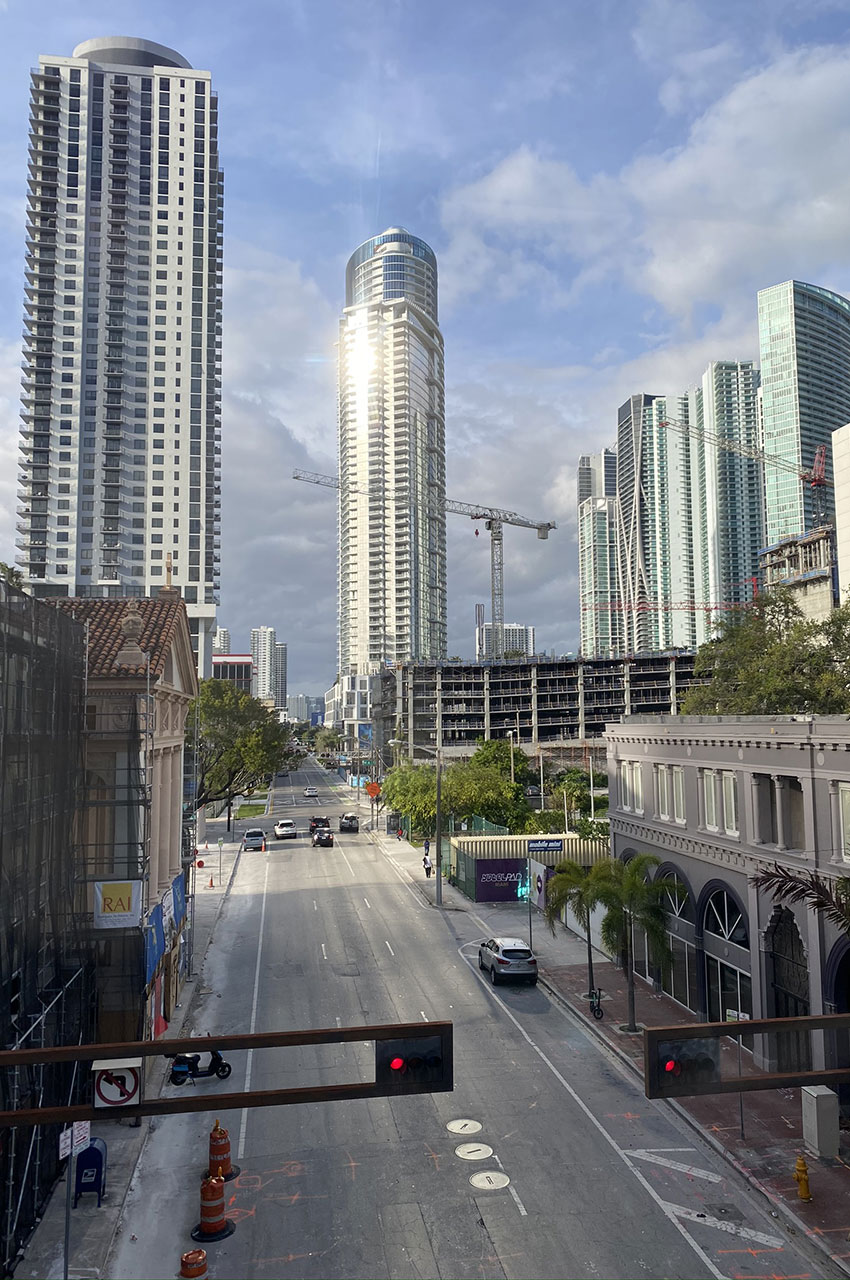 Le soleil se reflète sur un building à Downtown Miami