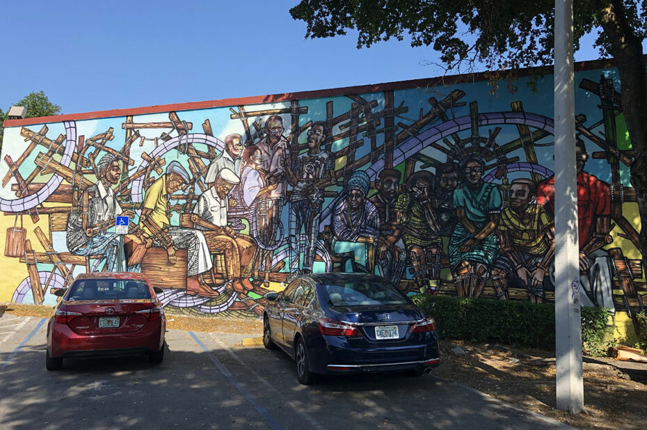 Street art de la vie quotidienne cubaine sur le mur d'un parking