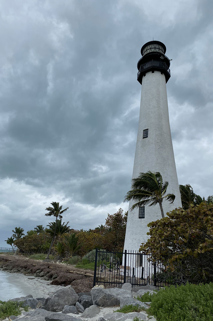 Le phare guide les navires dans le détroit de Floride