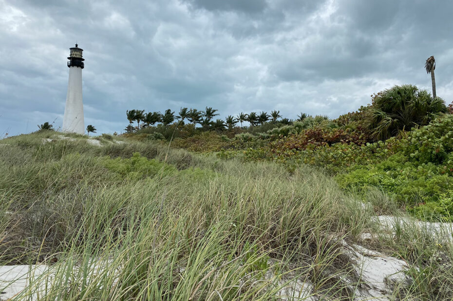 Le phare de Key Biscayne sous un ciel menaçant