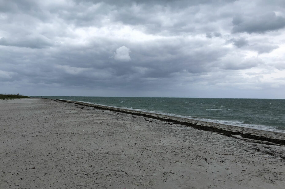 Plage déserte en ce jour nuageux de mars