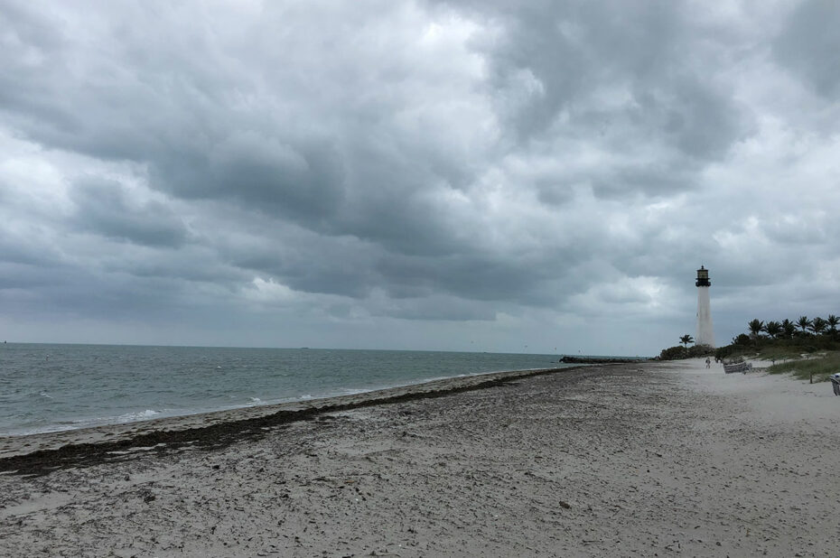 La plage de Key Biscayne sous un ciel nuageux