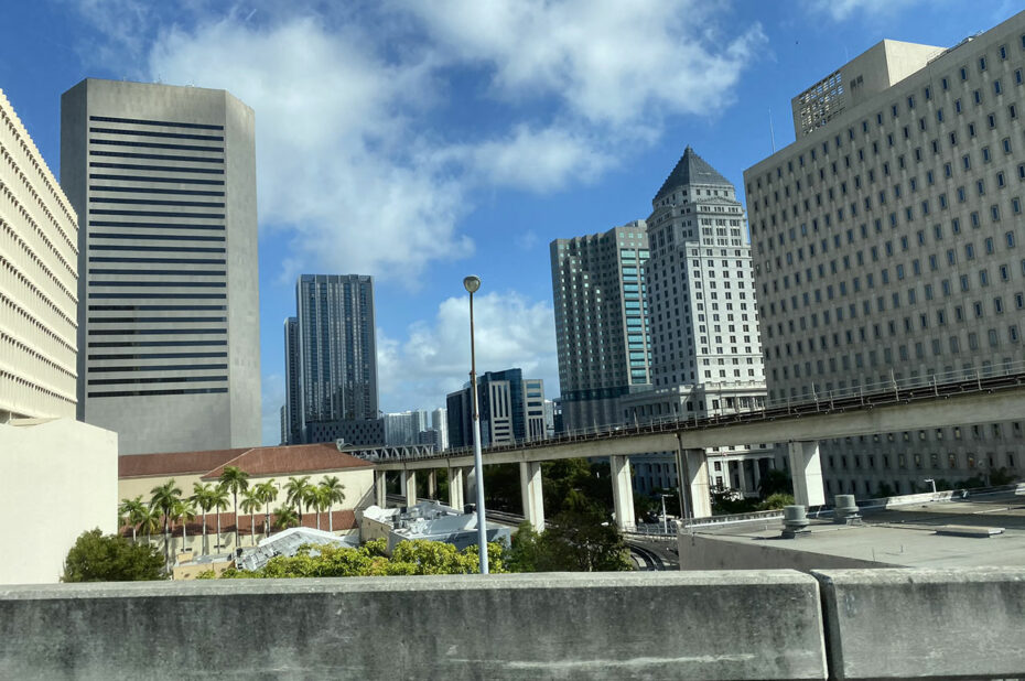 Vue sur Brickell et le Metromover depuis l'autoroute