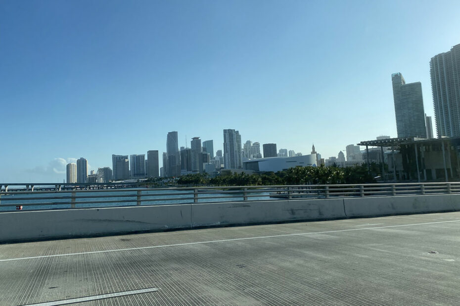 Vue sur Downtown Miami par la fenêtre de la voiture