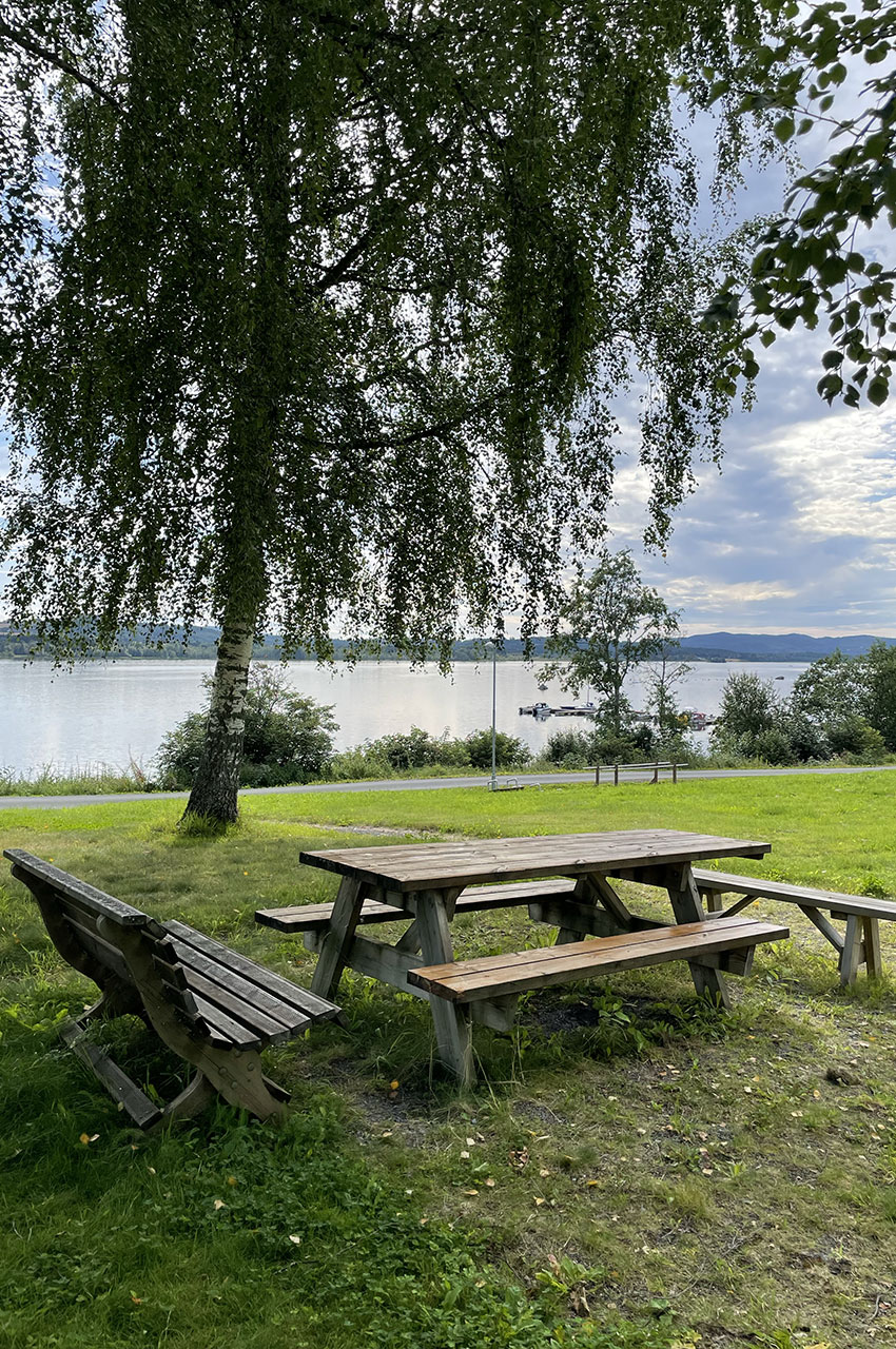 Banc et table pour manger face au lac Snåsavatnet