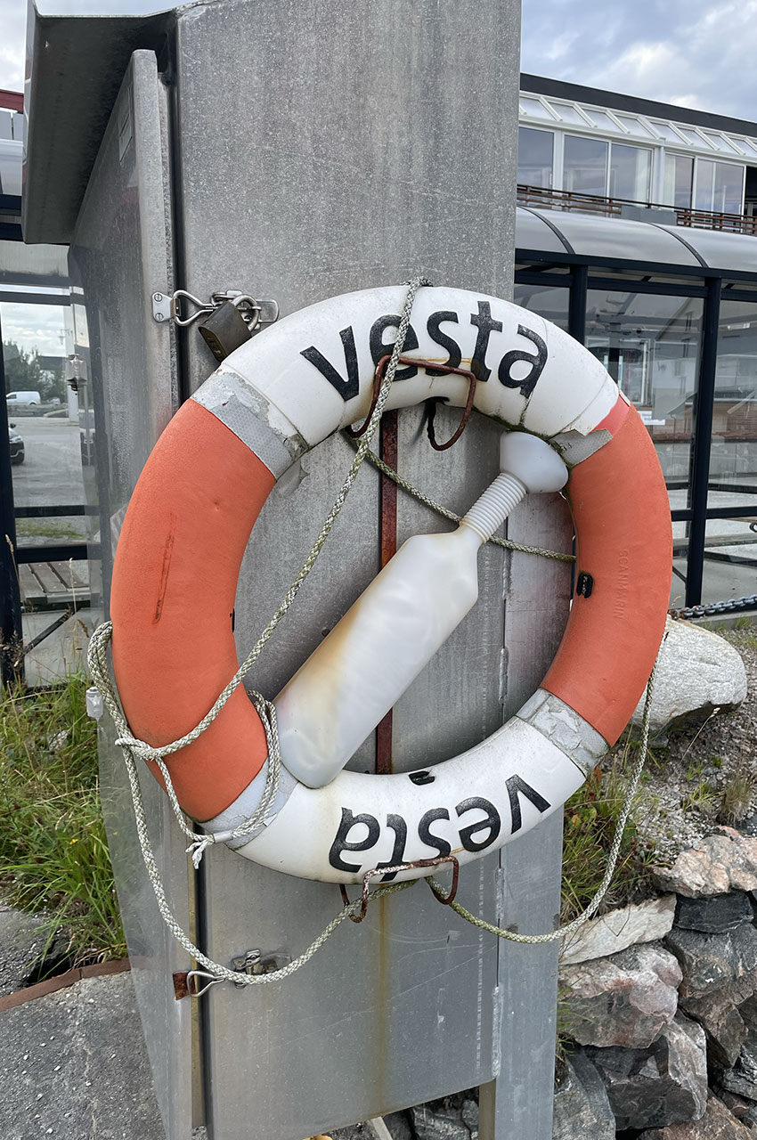 Bouée de sauvetage dans le port