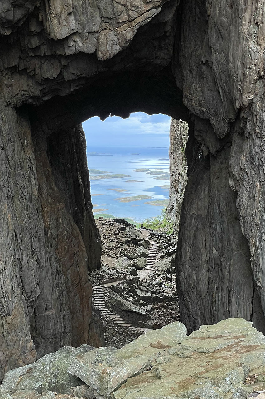 La cavité de Torghatten fait 35 m de haut et 20 m de large