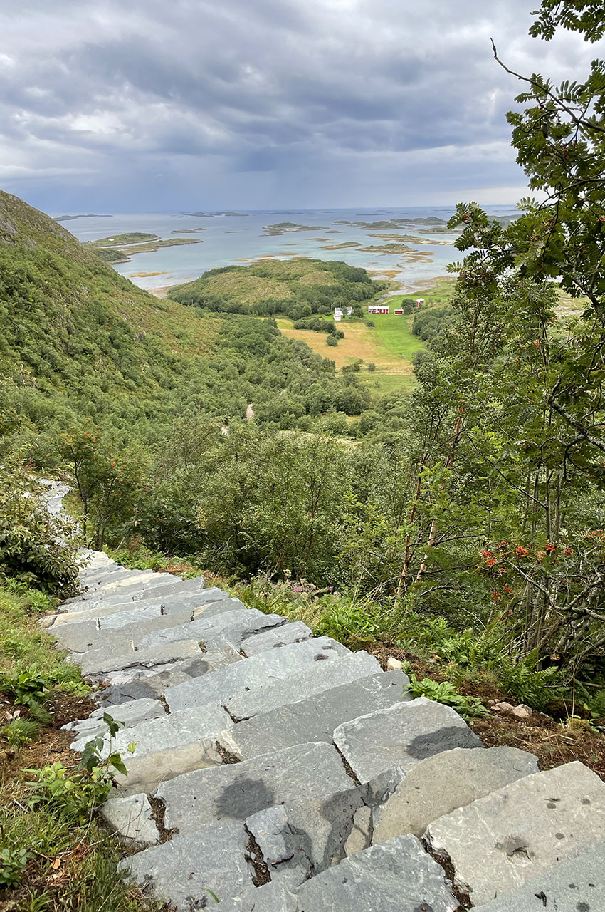 Le chemin de randonnée redescend vers la mer